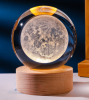 Kryształowa kula na podstawie drewnianej Księżyc LED